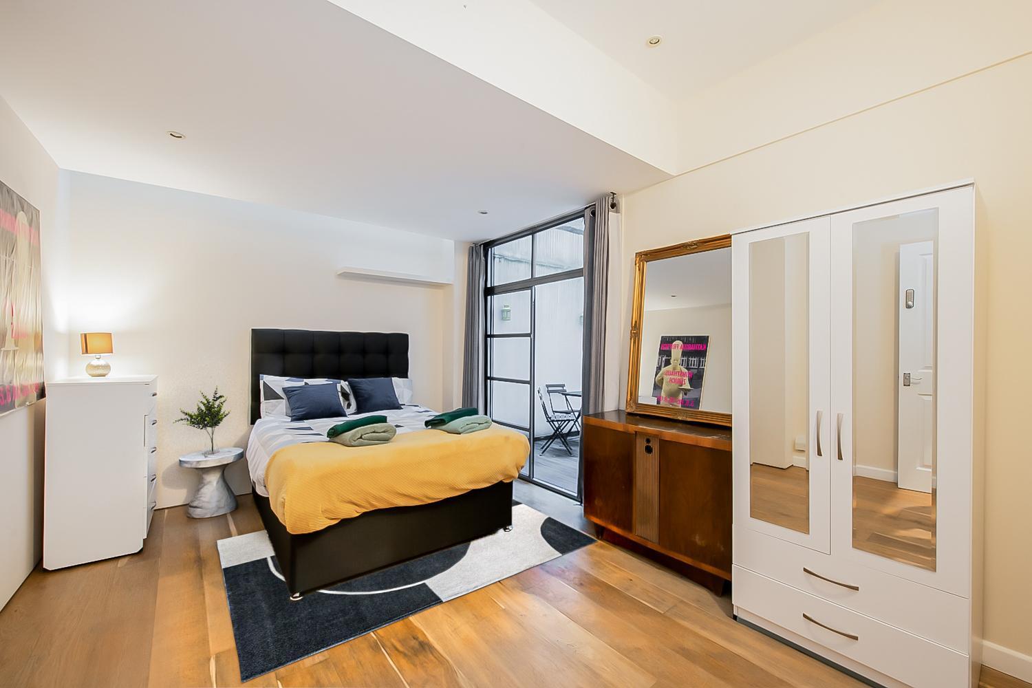 Pollen Street, Three-Bedroom Flat London Exterior photo
