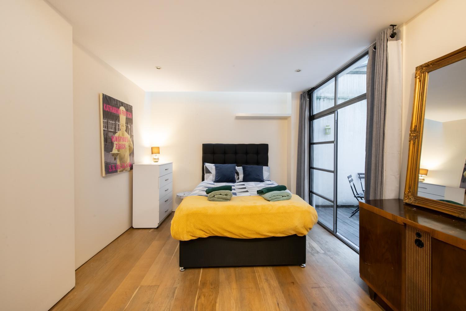 Pollen Street, Three-Bedroom Flat London Exterior photo