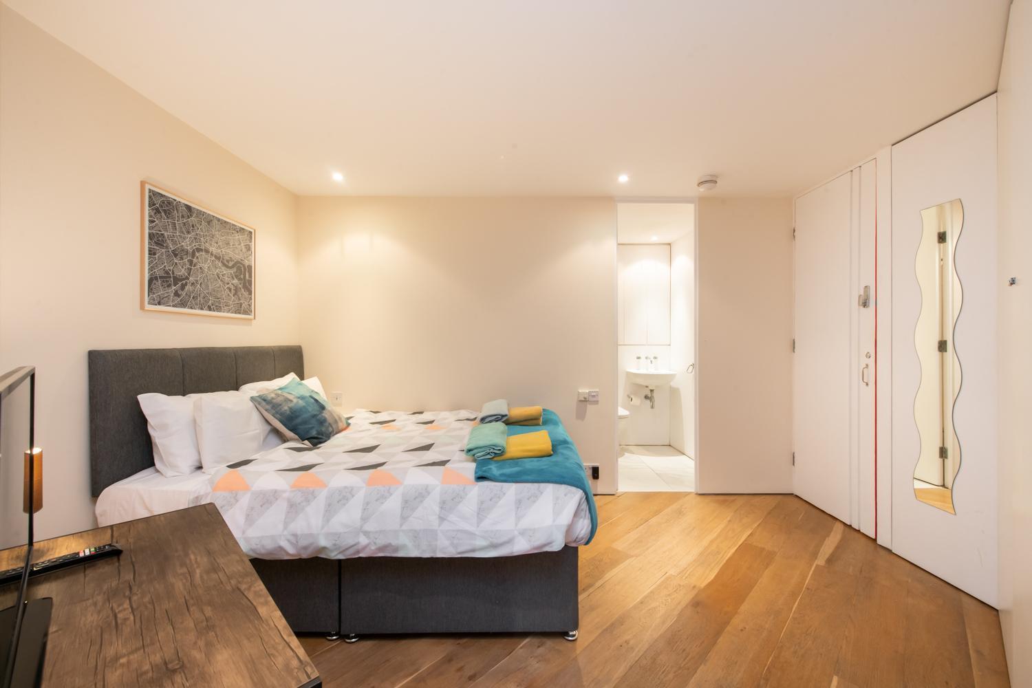 Pollen Street, Three-Bedroom Flat London Exterior photo