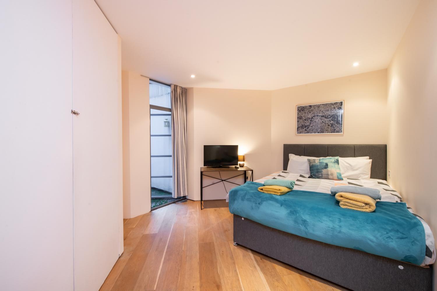 Pollen Street, Three-Bedroom Flat London Exterior photo