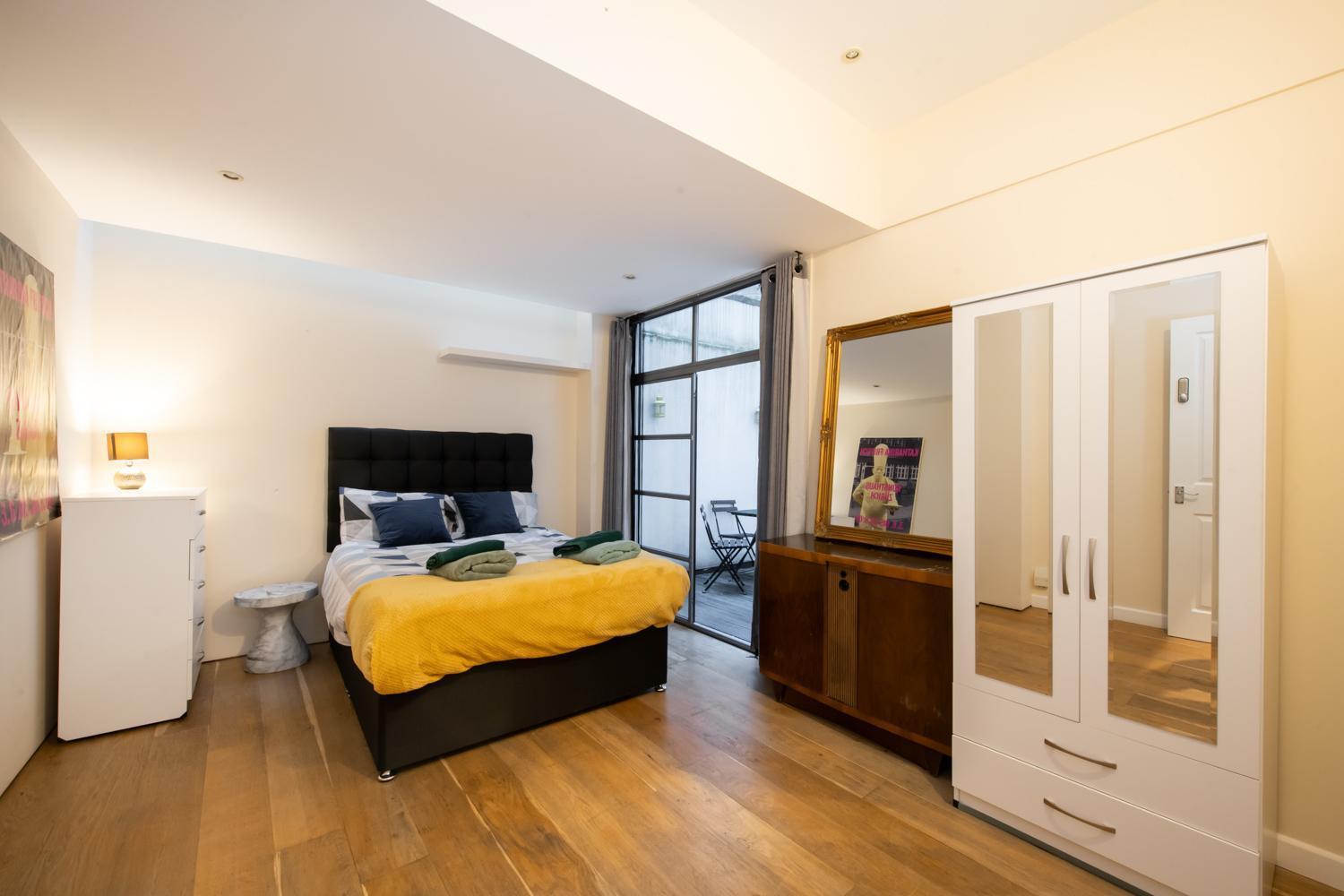Pollen Street, Three-Bedroom Flat London Exterior photo