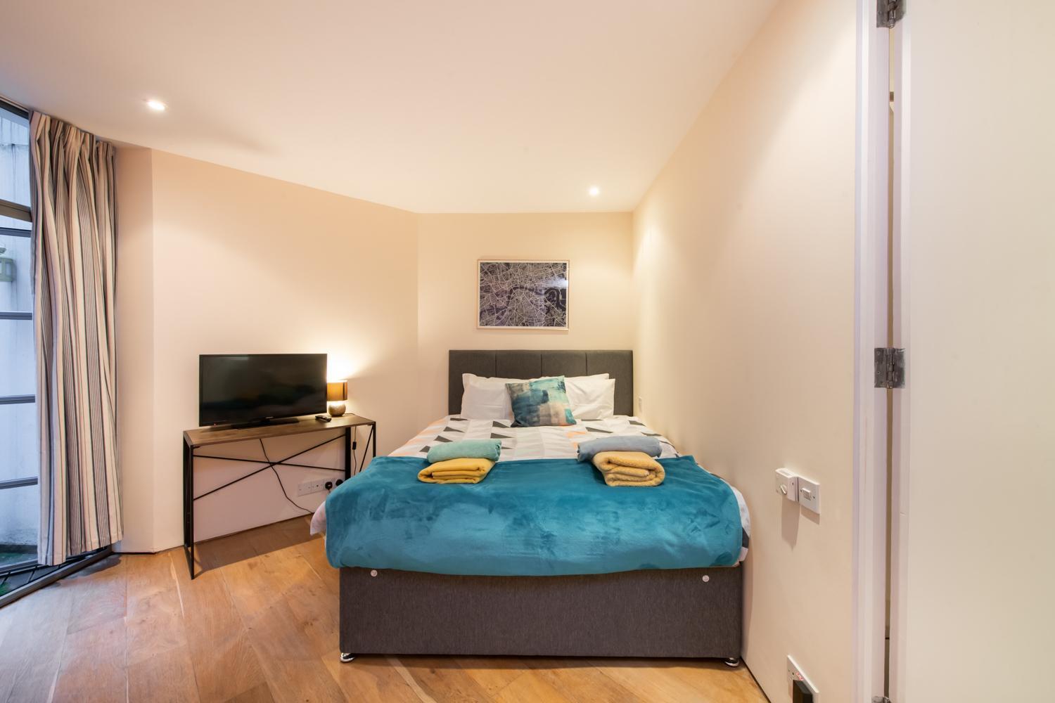 Pollen Street, Three-Bedroom Flat London Exterior photo