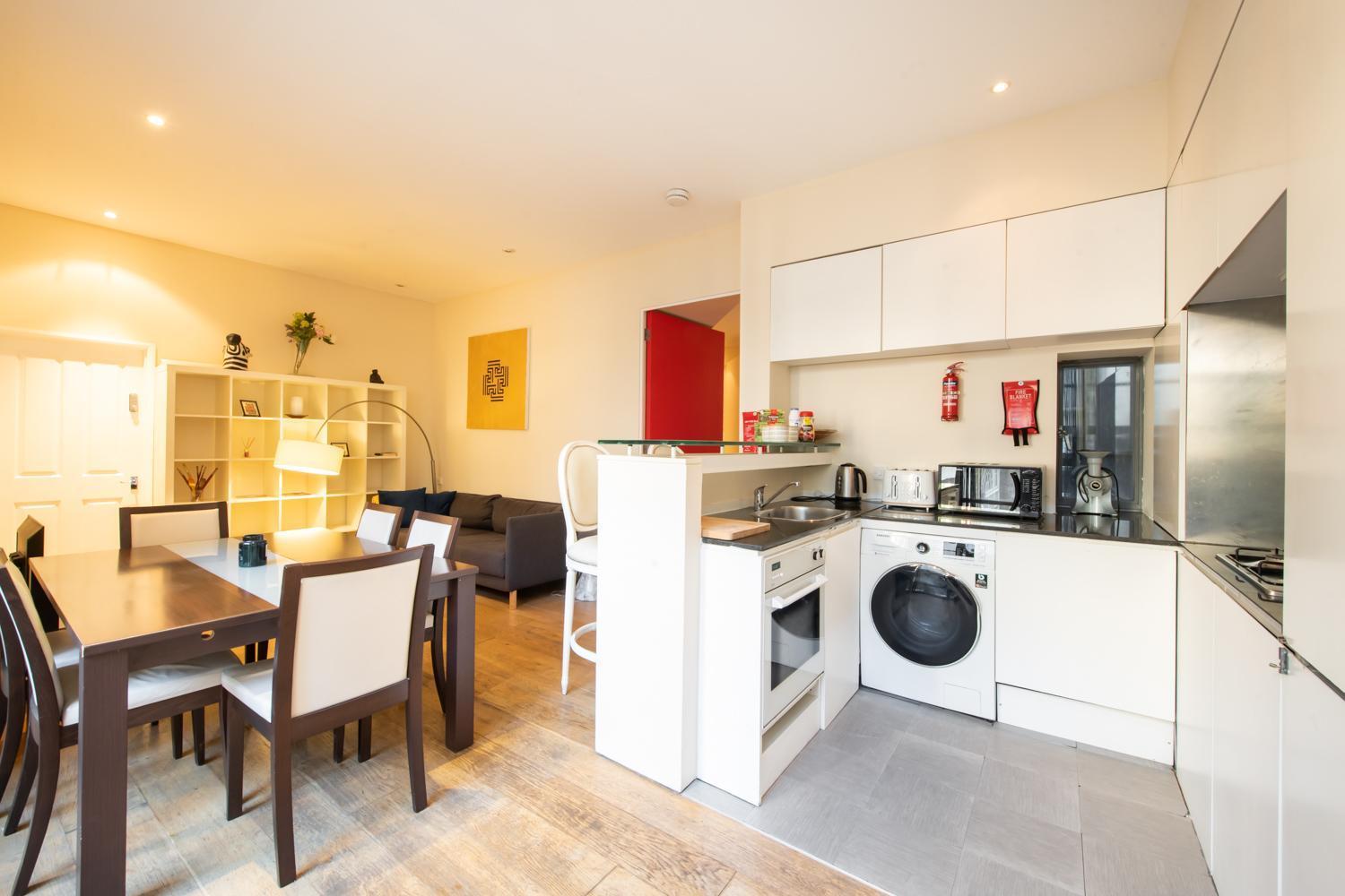 Pollen Street, Three-Bedroom Flat London Exterior photo